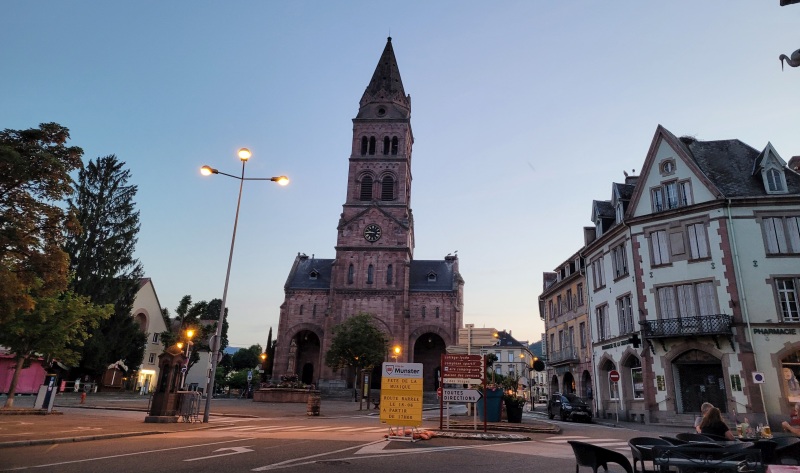 Der Markplatz in Munster /Elsaß mit Blick auf die Kirche. Juni 2022