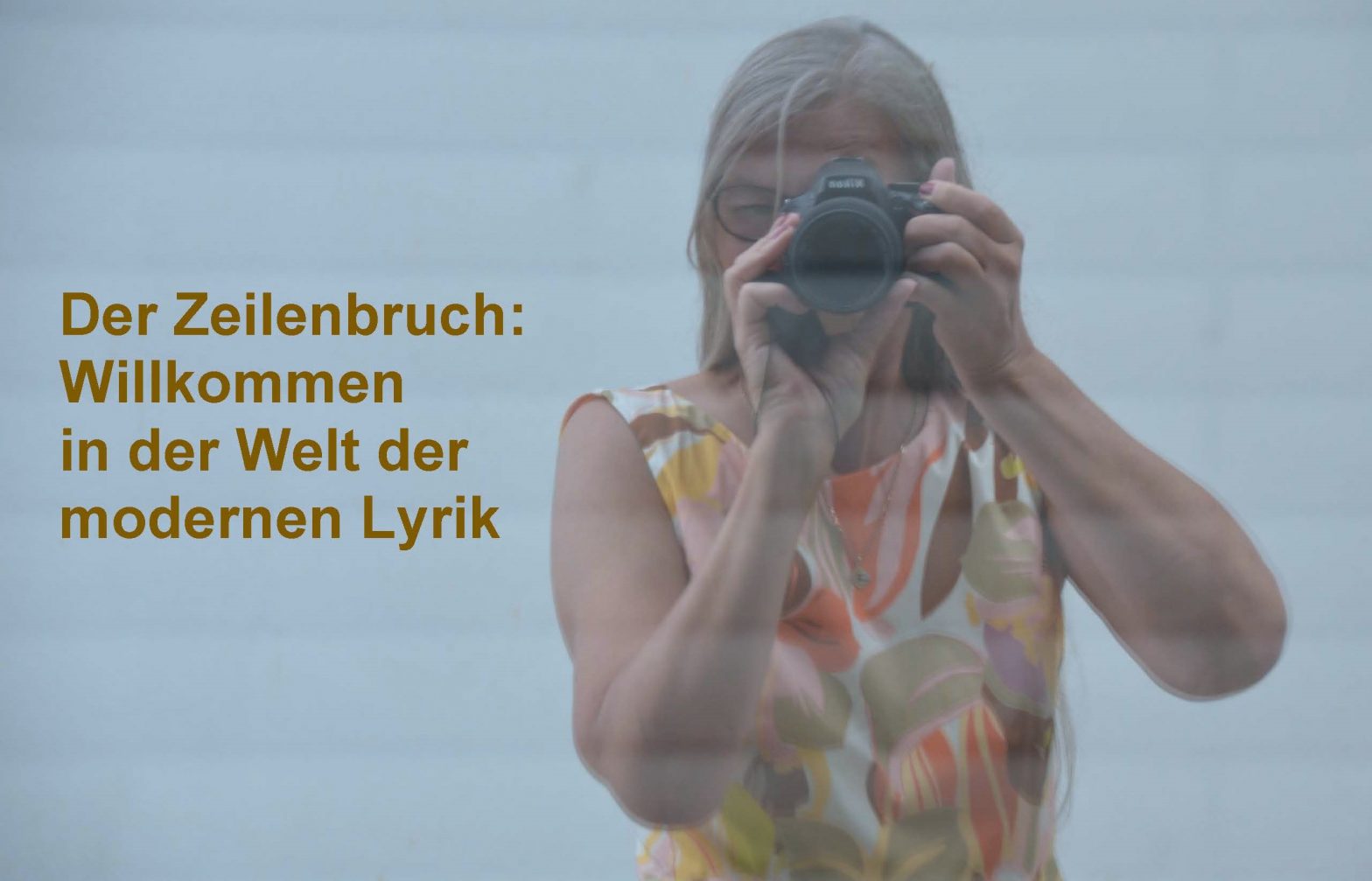Eine Frau mit Kamera vor dem Gesicht, links daneben der Text: Der Zeilenbruch: Willkommen in der Welt der modernen Lyrik