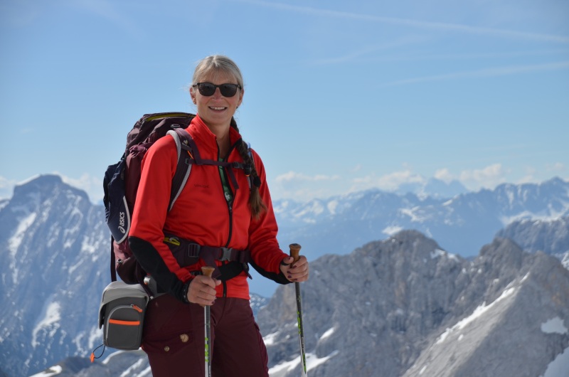 Wanderin mit Rucksack vor alpiner Kulisse