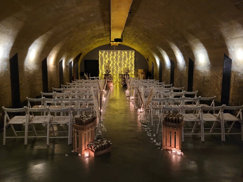 Kellergewölbe geschmückt für eine Freie Trauung, stimmungsvolles Ambiente für die Hochzeit