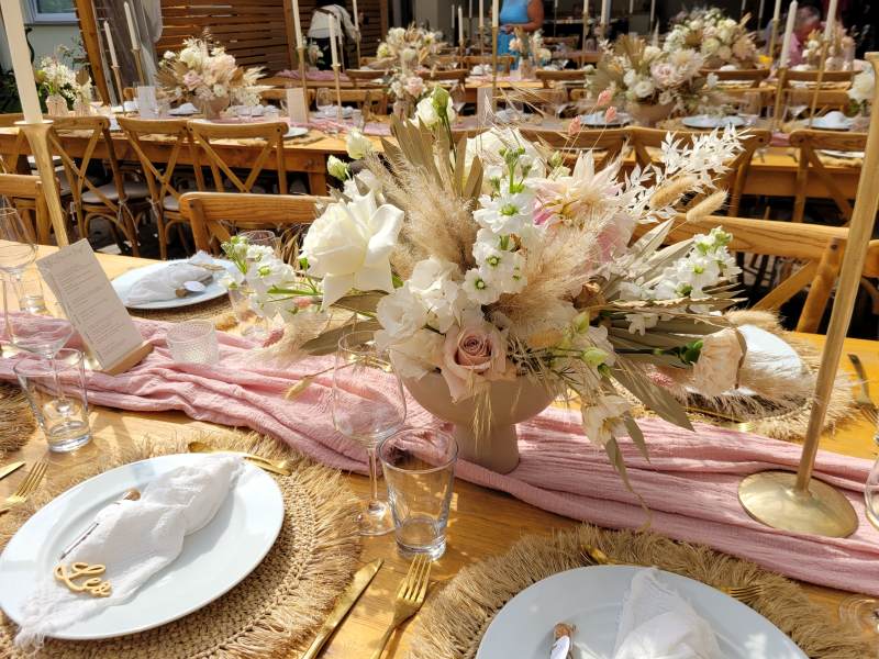 Freie Trauung: Hochzeitlich gedeckte Tafel in rosa-beigen Farben