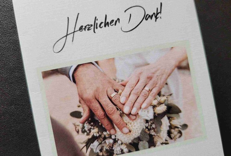 Danksagung einer Hochzeit: Hände mit angesteckten Ringen, Aufschrift Herzlichen Dank
