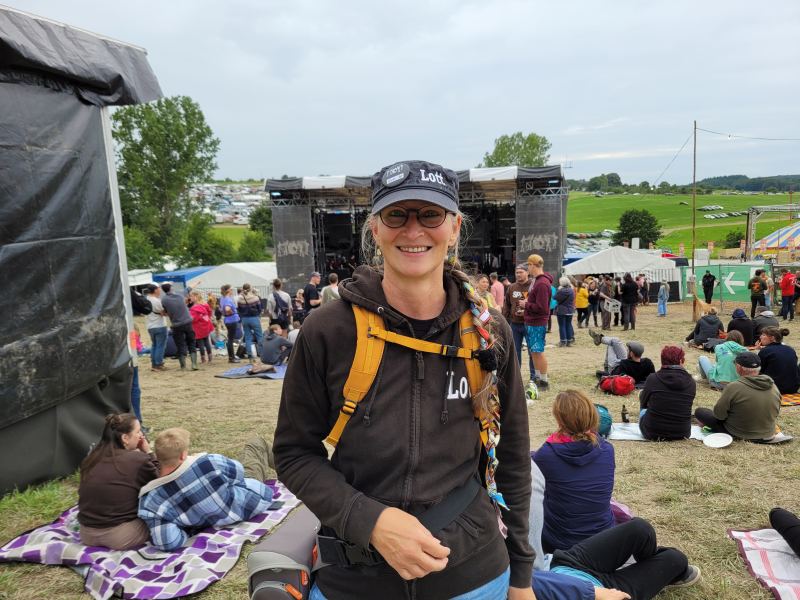 Frau mit Kappe auf dem Lott-Festival in Raversbeuren 2023