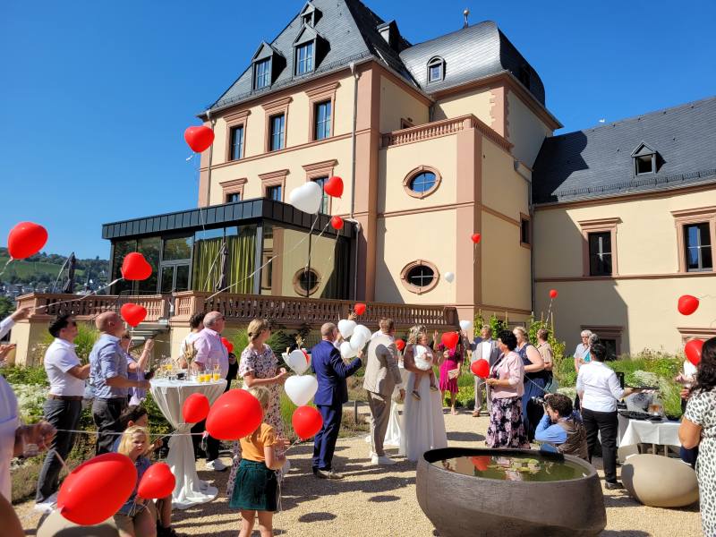 Eine Hochzeit im Garten des Hotels Deinhard´s mit steigenden Ballonen
