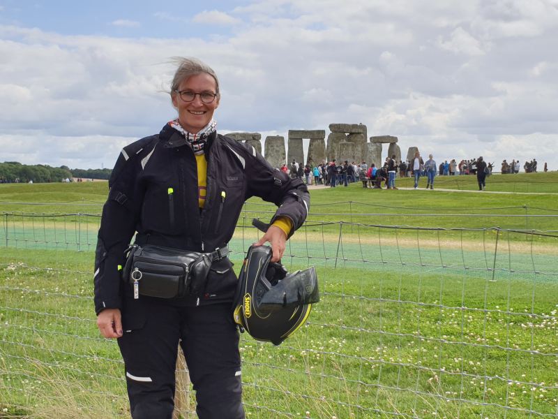Motorradfahrerin vor Stonehenge