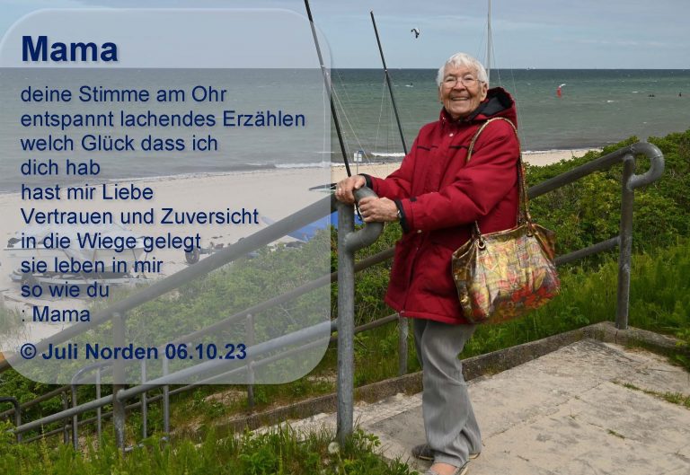 Ältere Dame an einer Treppe zum Strand an der Ostsee