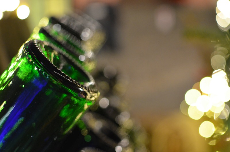 grüne Weinflaschen in einer Abtropfhalterung