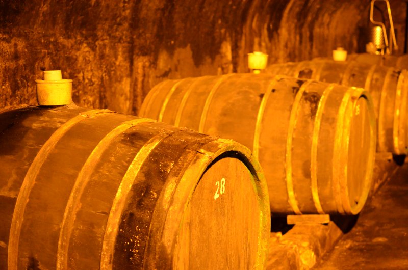Holzfässer in einem Kellergewölbe des Mosel-Wein-Nachts-Marktes in Traben