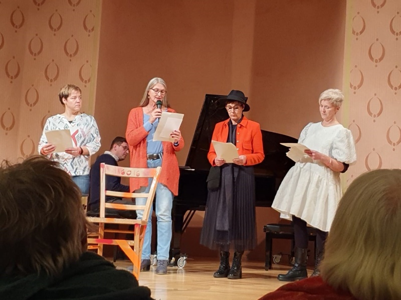 Vier Frauen auf einer Bühne, sie lesen Texte zum Thema NEIN ZU GEWALT GEGEN FRAUEN bei den Orange days.
