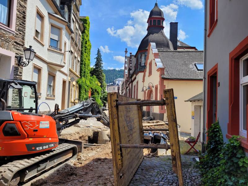 Straßenbaustelle in der Altstadt von Traben: Bagger und schweres Baugerät auf Kopfsteinpflaster
