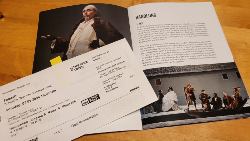 Programmheft und Eintrittskarte der Oper Falstaff in Trier