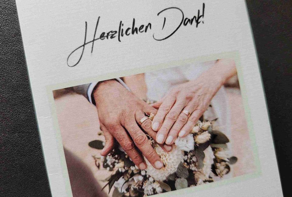 Dankeskarte eines Hochzeitspaares nach der Freien Trauung durch Gabi Kremeskötter: die beringten Finger und Schriftzug Herzlichen Dank
