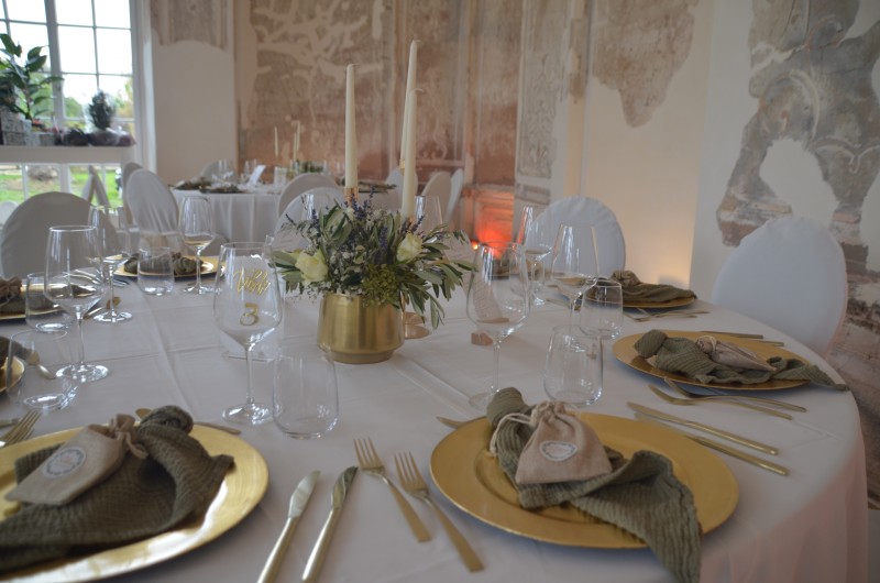 festlich gedeckter runder Tisch bei einer Hochzeit