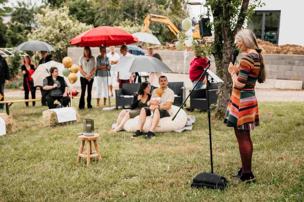 Freie Rednerin auf einer Wiese bei einem Kinderwillkommensfest