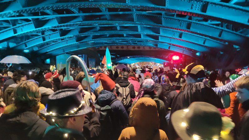Menschenmenge unter Brückenbogen während des Geisterzugs in Köln 2024