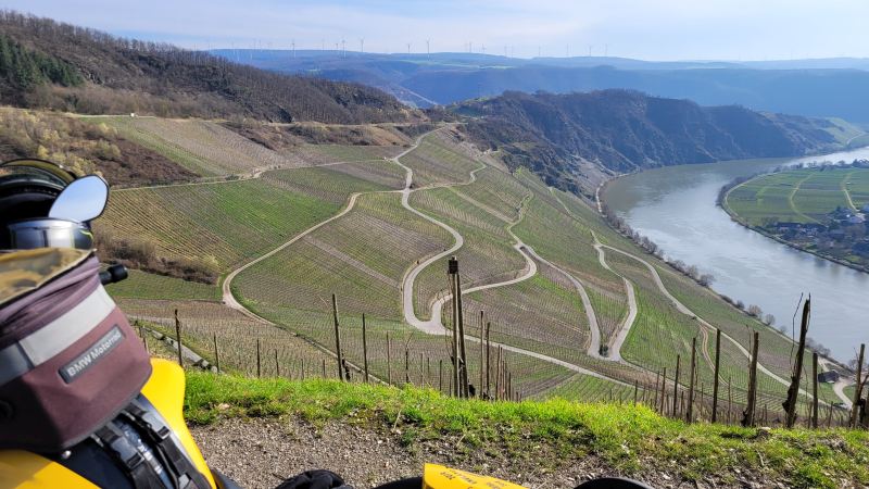 Die Moselweinberge oberhalb von Piesport Anfang März, im Vordergrund ein Motorrad.
