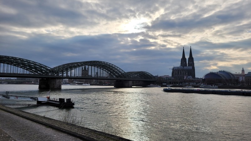 Der Rhein in Köln mit Dom und Brücke im Abendlicht