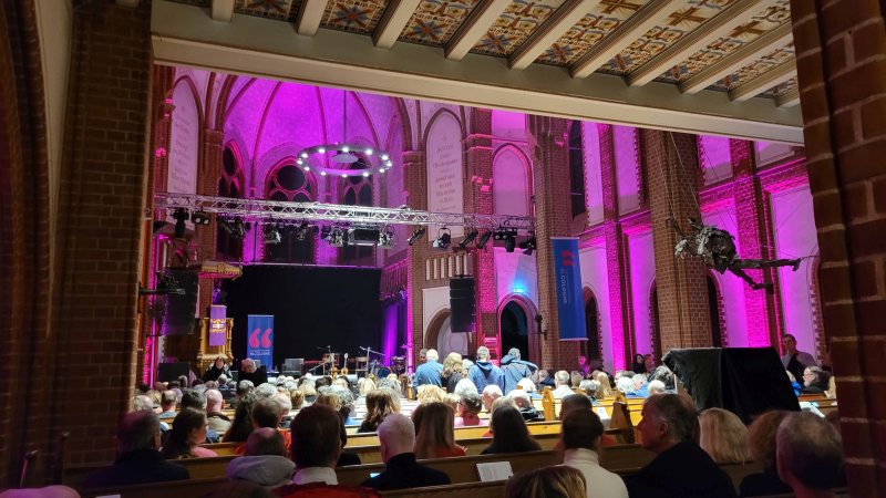 Die Kulturkirche in Nippes als Veranstaltungsort: volles Haus während der lit.COLOGNE 2024