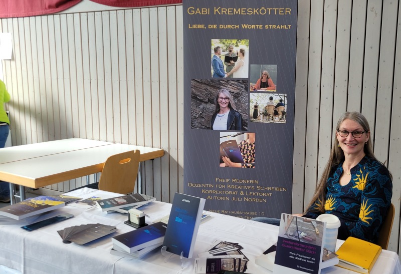 Messestand der Autorin und Bloggerin Juli Norden aka Gabi Kremeskötter vor ihrem Büchertisch
