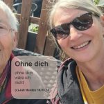 Autorin Juli Norden mit Sonnenbrille und ihre Mutter lachen in die Kamera, darauf Gedicht "Ohne dich"