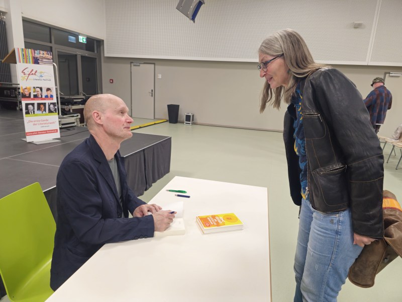 Arno Geiger bei der Signierstunde nach der Lesung in Prüm.