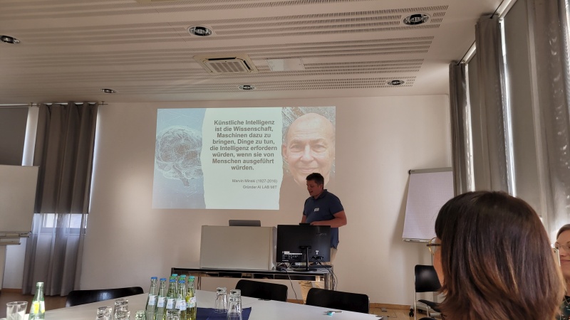 Experte für KI hält Vortrag mit Präsentation in einem Schulungsraum