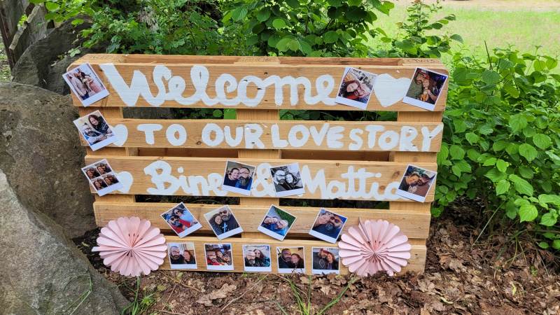 Palette bemalt mit Welcome to our Lovestory Bine & Mattia
