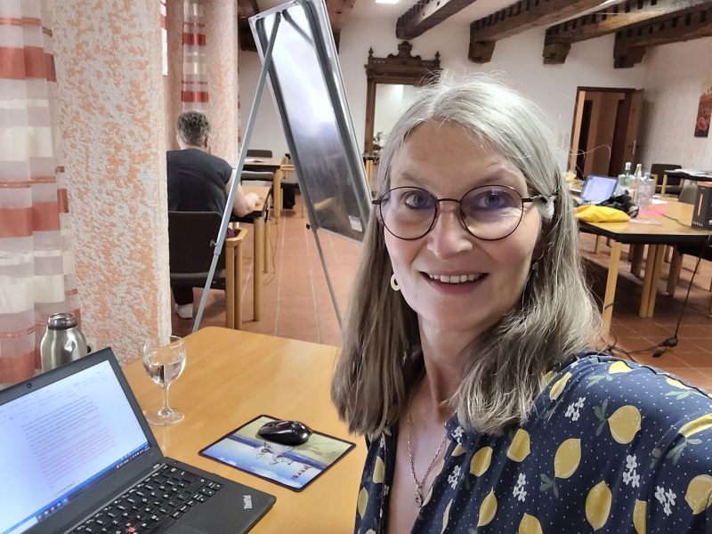 Selfie einer Frau am Laptop