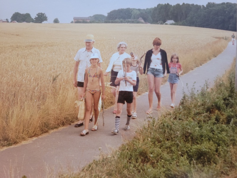 Sommerspaziergang entlang der Steilküste an der Eckernförder Bucht mit Oma, Opa, Tante, Bruder und Cousinen