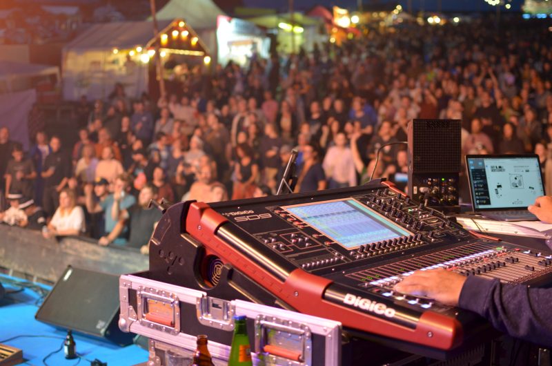 Monitor-Pult auf einer Musikbühne vor Publikum, Lott-Festival, Raversbeuren, 2024
