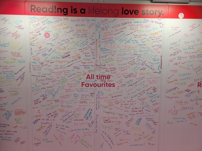 Welches ist dein Lieblingsbuch? Reading is a longlife love story - interaktive Plakatwand.
