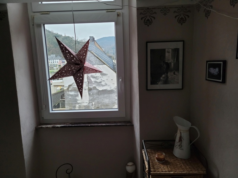 Stern vor einem Fenster