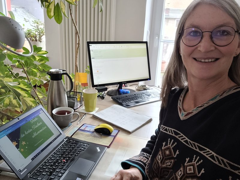 Frau am Laptop, ein Selfie