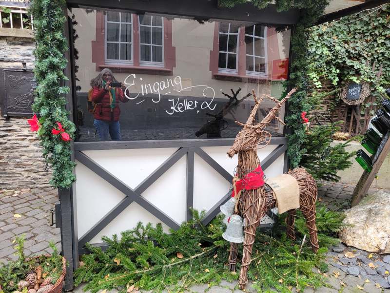 Reh aus Weinreben als Weihnachtsdeko vor einem Eingang zum Mosel-Wein-Nachts-Markt in Traben-Trarbach