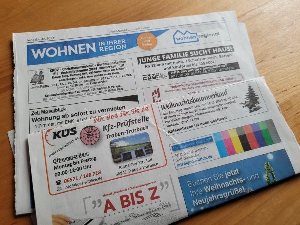 Zeitungsanzeigen für alles Mögliche, u. a. auch für Weihnachtsbäume