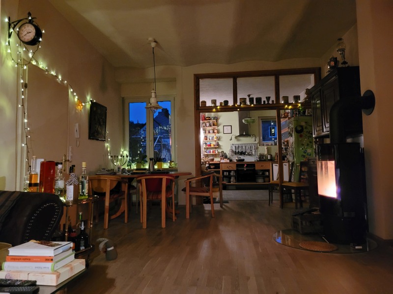 Blick in ein Wohnzimmer mit Lichterketten