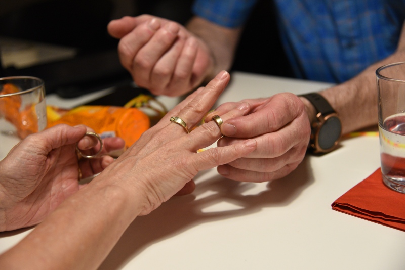 Frau bekommt Ring an ihren Ringfinger gesteckt