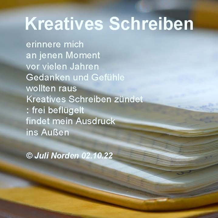 Ecken eines Notizbuchen, darauf das Gedicht "Kreatives Schreiben" von Juli Norden