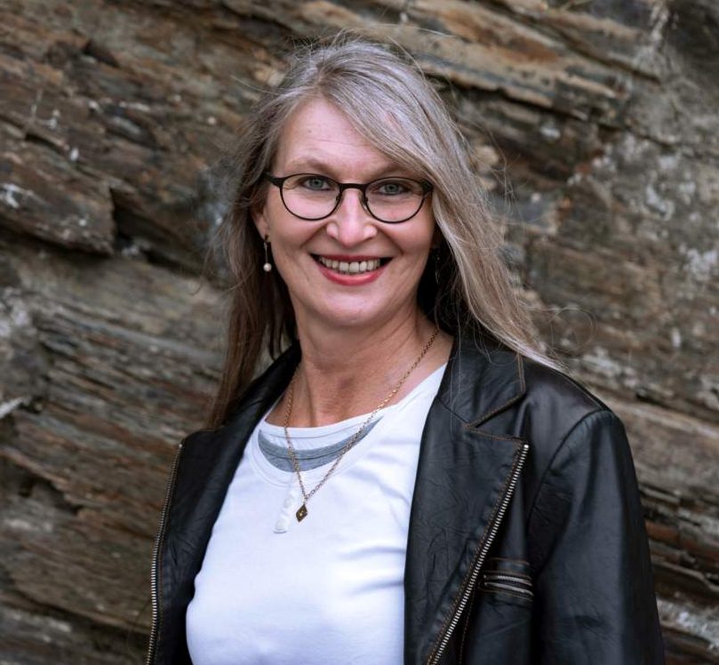 Frau vor Schieferwand