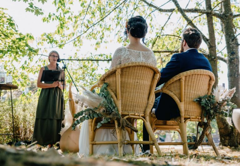 Brautpaar im Freier Rednerin unter Bäumen