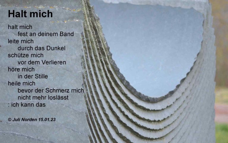Steinskulptur mit hängenden Bögen