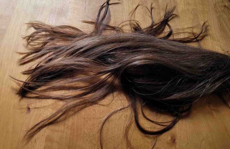 Lange Haare auf einem Tisch