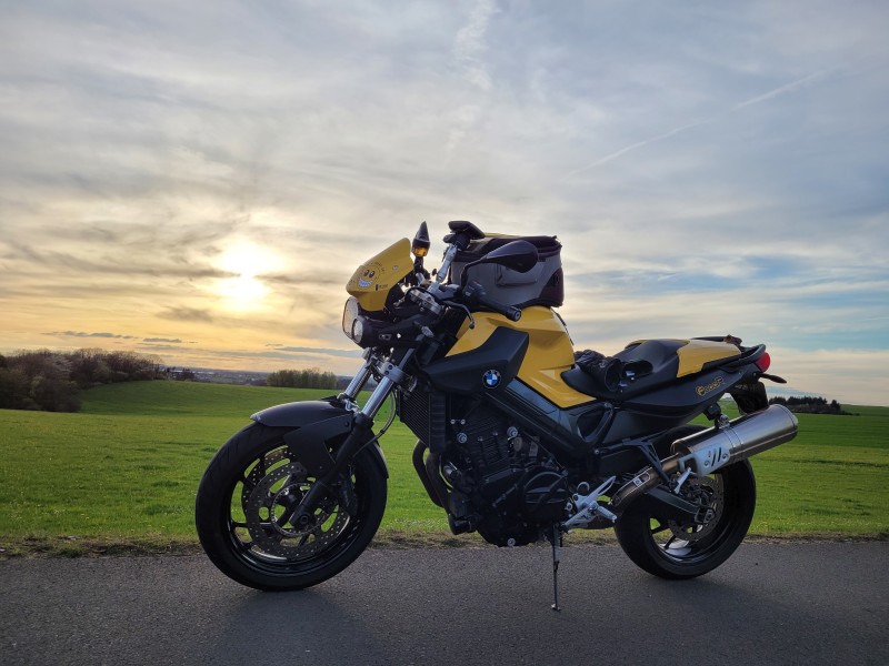 Motorrad vor Sonnenuntergang