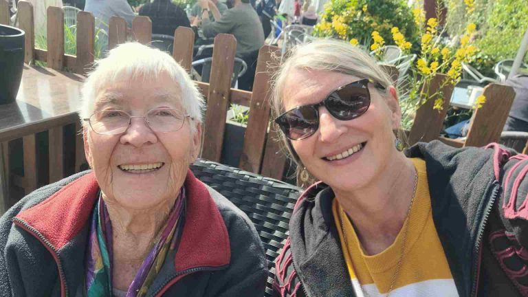 Frau und Mutter lachen in die Kamera