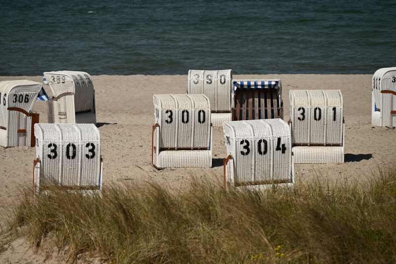 Ostseestrand mit Strandkörben an der Eckerförder Bucht