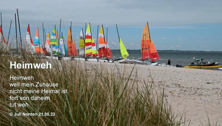 Ein Strand mit bunten Segeln