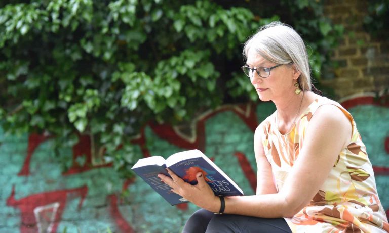 Lesende Frau mit Buch Die Wolfsfrau in der Hand