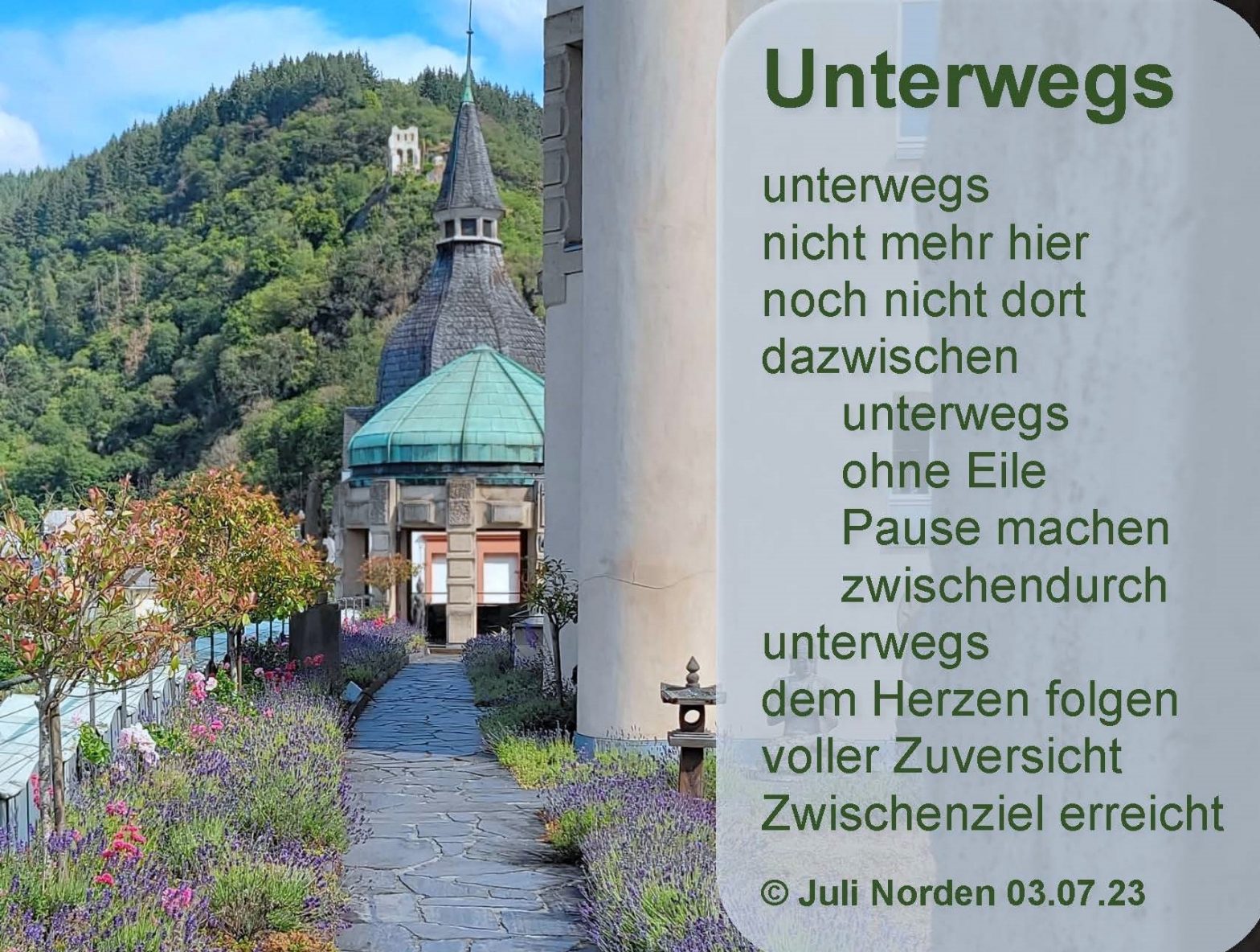 Garten mit Blick auf einen Pavillion, Gedicht "Unterwegs" von Juli Norden