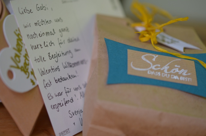 Danksagung in Form einer Karte und kleinen Geschenken