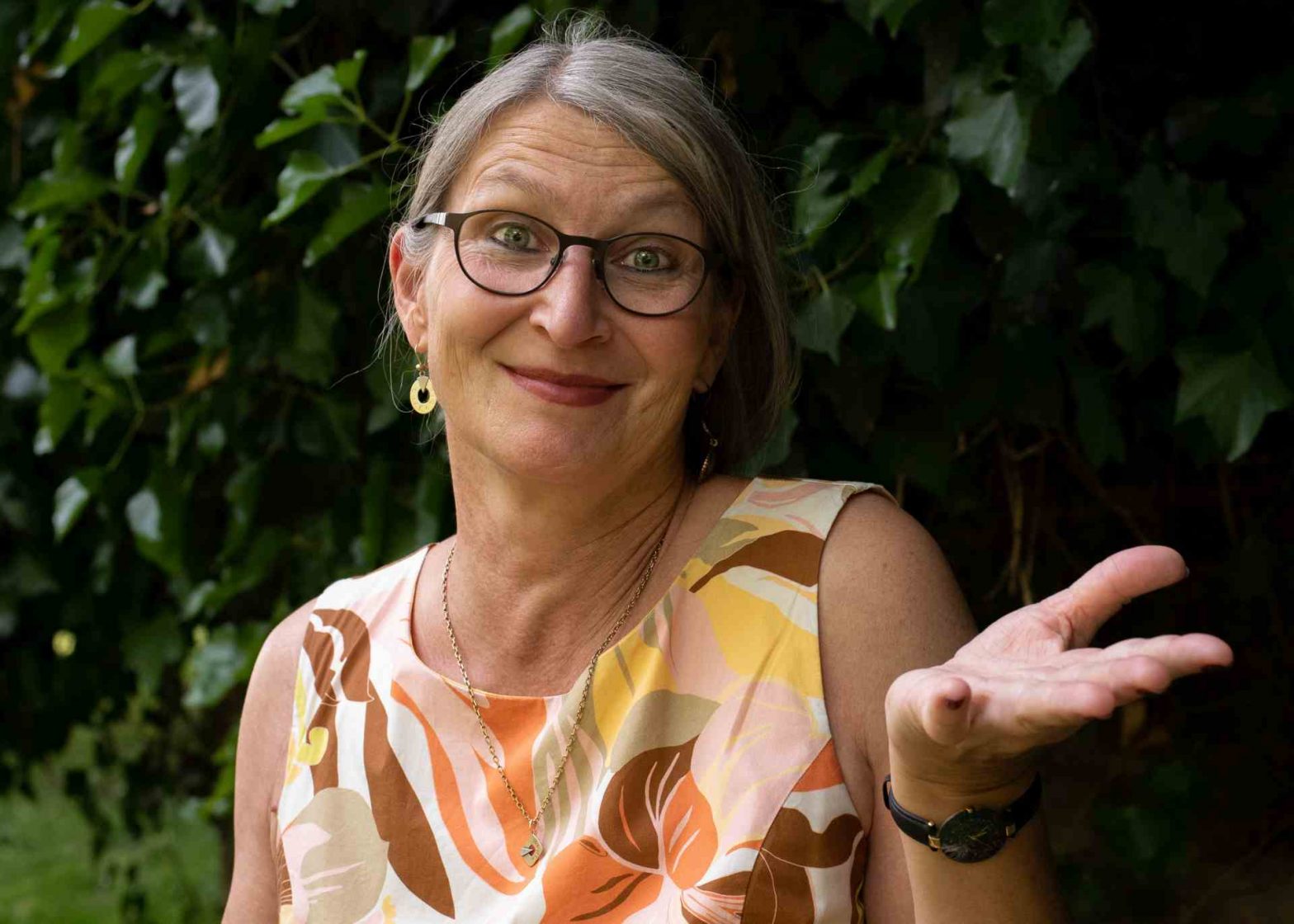 Frau lächelt in die Kamera mit Ausdruck "Tja, ist so!"